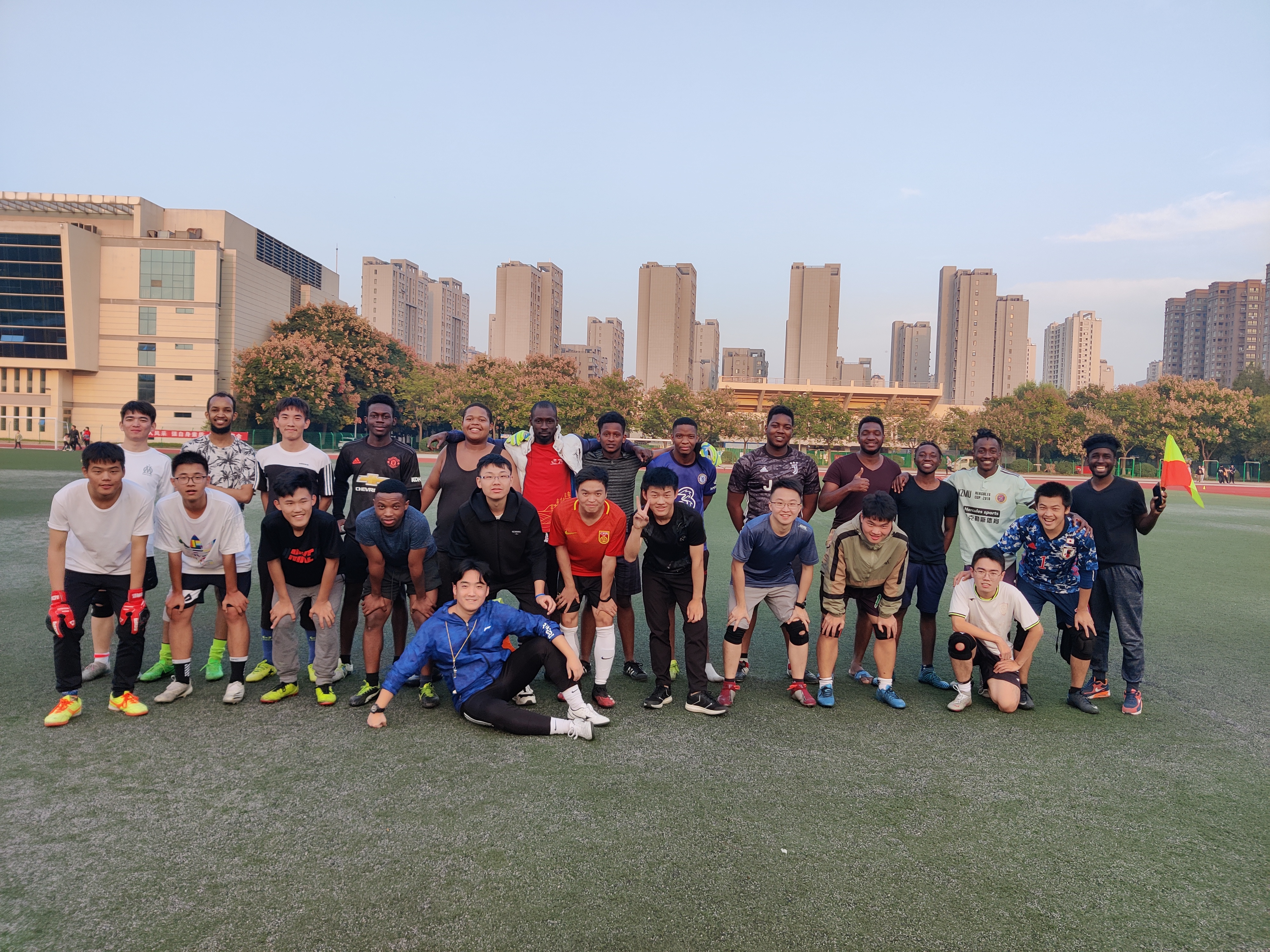 增进了大家对体育运动的兴趣,还增加了中外学生们之